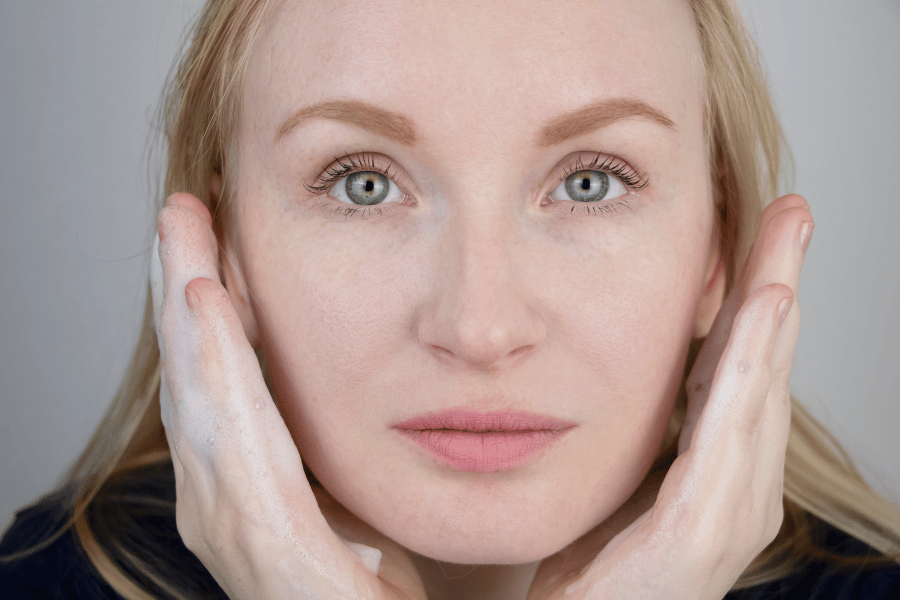 סבון פנים לעור שמן – איך לבחור נכון ולמה זה כל כך חשוב?